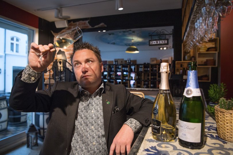 Kristian Ishøy, indehaver af vinbaren D'Wine i Algade i Aalborg, er træt af, at smitten nu gør det nødvendigt med nye restriktioner, men glæder sig trods alt over, at han kan holde åbent til 24 de kommende uger. Arkivfoto: Hans Ravn