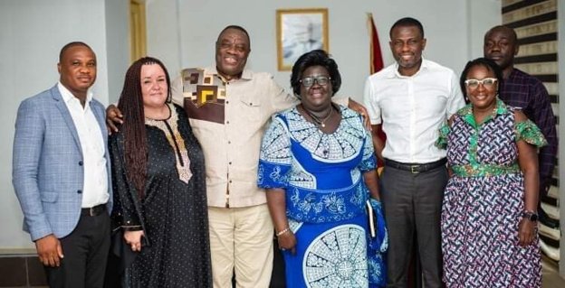 Sananda Solaris med blandt andet Ghanas kulturminister Ibrahim Mohammed Awal (tredje fra venstre), Janet Edna Nyame, direktør for den nationale kulturkommission (i midten) og instruktør på National Teatret Amy Frimpong (til højre). Derudover samarbejder hun med kong Torgbui Awusu (ikke på billedet), der har en baggrund som arkæolog og har været med til at udgrave danske slaveborge. Privatfoto