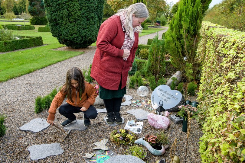 Monika Seberg med sin datter Isabella ved Juline Sebergs grav på Thisted Kirkegård. Arkivfoto: Bo Lehm