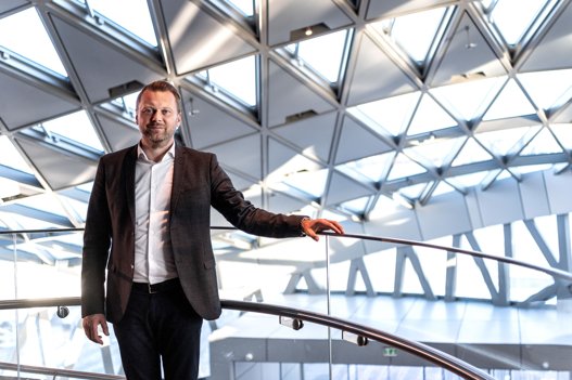 - Vi er begunstiget af, at vi har en vis størrelse og af en organisatorisk sammenlægning af orkester og koncerthus. Det indebærer en forpligtelse til at at udvikle nye formater, siger Lasse Rich Henningsen, der siden Jeppe Uggerhøj stoppede selv har påtaget sig rollen som programchef. - Men det er ikke mig - en 44-årig erhvervsjurist og djøffer, der skal tegne vores musiske linje, siger han. Foto: Laura Guldhammer <i>Foto: Laura Guldhammer</i>