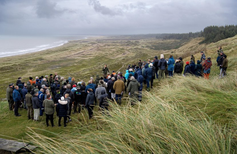 Naturstyrelsen har holdt flere naturvandringer, der skulle fungere som en form for borgerhøring. Her fra vandringen ved Bulbjerg, hvor modstandere var mødt talstærkt op. Arkivfoto.