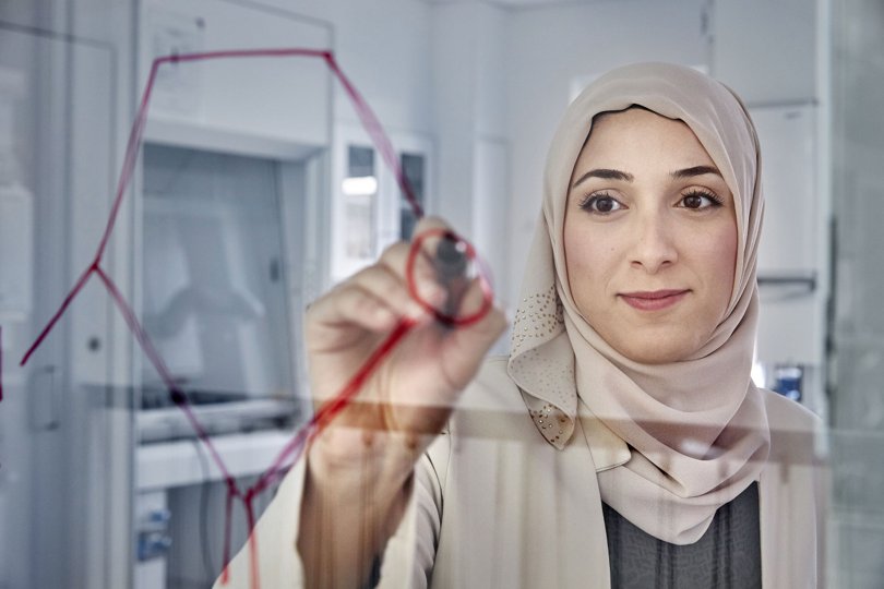 Forskerkometen Fatima AlZahra'a Alatraktchis TEDx Talk, der handler om at bruge bakteriers kommunikation til at forudse sygdomsfremkaldende aktivitet, er blevet set af cirka to millioner mennesker. Foto: Camilla Hey <i>Foto: CamillaHey.dk</i>