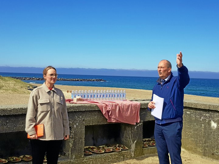 Lemvig-borgmester Erik Flyvholm viste mandag miljøminister Lea Wermelin indsejlingen ved Thyborøn. Den har i perioder i historien på skift været åben og lukket, og nu er den så bred som næppe før. Foto: Lemvig Kommune