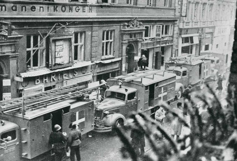 Billedet er fra Hobro under Anden Verdenskrig - og det og mange flere har Nationalmuseet brug for hjælp til at få placeret helt nøjagtigt på et stort, digitalt danmarkskort.