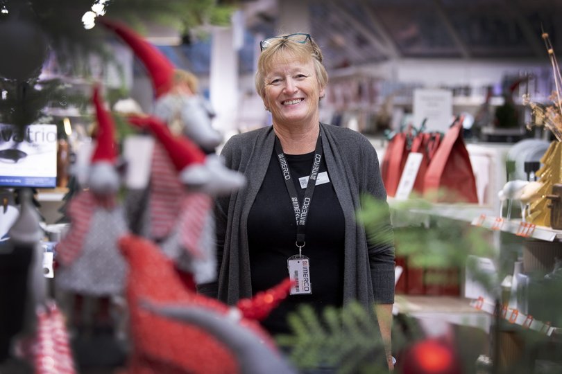 Trods en græsk hverdag føler Lene Papaikonomou sig særdeles hjemme hos Imerco i julemåneden. Her er hun blevet en tradition efter tre årtier som julehjælp.