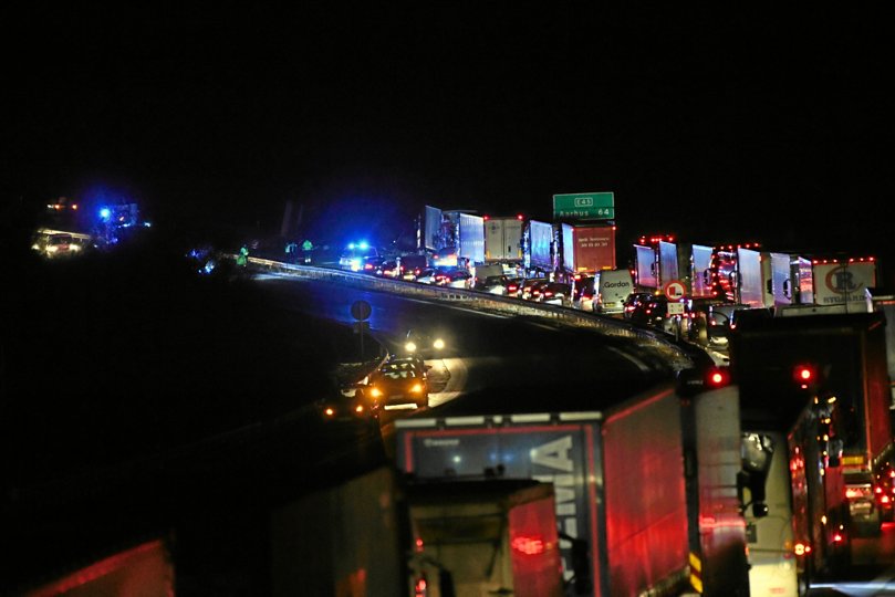 Lang kø på motorvej E45, der mandag aften blev afspærret i begge retninger. Foto: Jan Pedersen