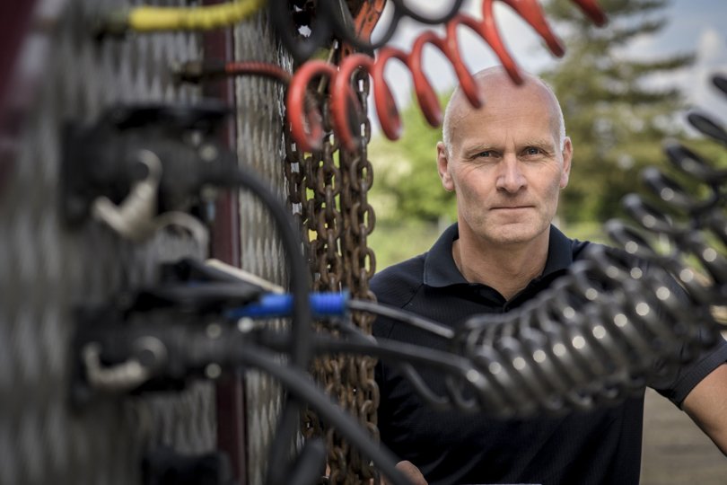Efter at en lastbil for nylig har påkørt en cyklist i rundkørslen i Skørping råber Morten Andersen, vognmand og formand for Skørping Arden Vognmandsforening, op med krav om bedre trafikale forhold i rundkørslen, som alle lastbilchauffører frygter grundet dens udformning tæt på skolen.