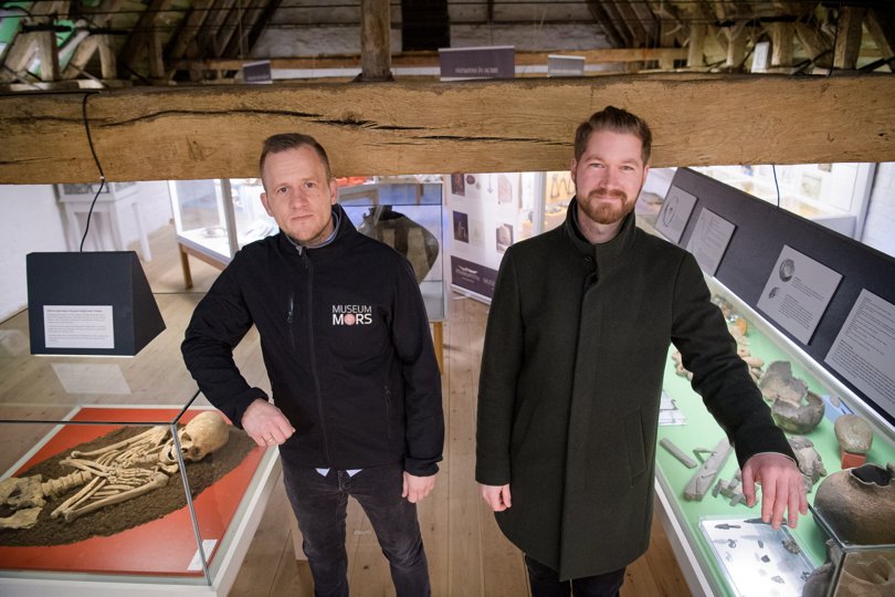 Museumsdirektør Anders Have Espersen og museumsinspektør Thomas Ertbjerg og har beholdt overtøjet på, for der er koldt oppe under taget. Foto: Bo Lehm