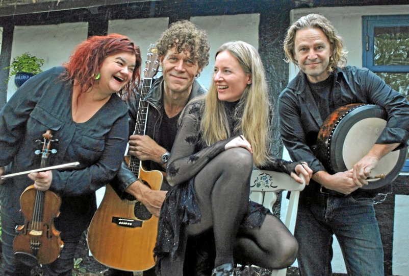 Folkemusiktrioen Tradish kan fredag 11. juni opleves i Alfa i Aars i selskab med danseren Gunilla Odsbøll, som er Europamester i irsk step. PR-foto