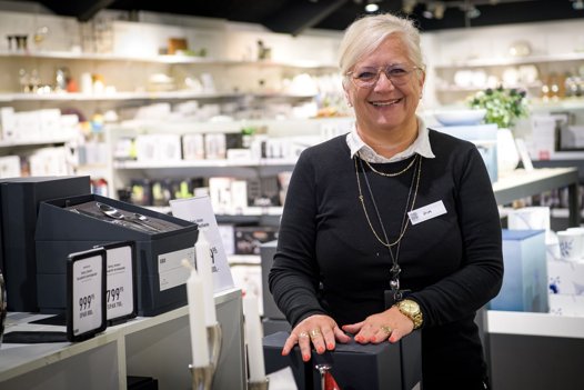 Butikschef Pia Rettig glæder sig over at have mangeårige makker som julehjælp her i december. Arkivfoto: Bo Lehm <i>Bo Lehm</i>