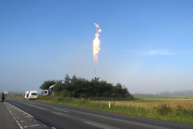 Sådan ser det ud, når der brændes gas af fra en gasledning, der skal tømmes. Foto: Evida