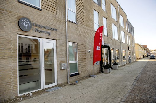 Kiropraktoren i Støvring har etableret sig i stueplan nabo til Spar Nord. Der er tale om to erhvervslokaler på 58 og 406 kvm. Foto: LarsPauli <i>Foto: Lars Pauli</i>