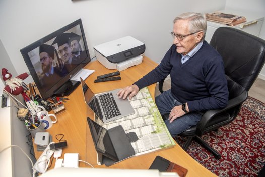 Erik Rasmussen er 83 år, men har ikke sluppet arbejdslivet. Han driver et lille firma fra et værelse i den nye lejlighed. Foto: Lars Pauli <i>Foto: Lars Pauli</i>