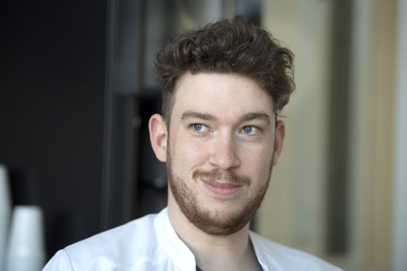 Med et travlt job og to små børn derhjemme har introlæge Frederik Ilkjær haft svært ved at finde den fornødne tid til at gøre sine projekter færdige. Det har forskningsenheden hjulpet ham med. Foto: Henrik Louis