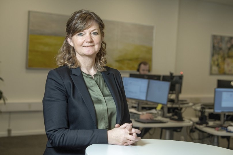 Filialdirektør Betina D. Jensen i Nordea advarer børn, unge og deres forældre om risikoen for at de unge kommer til at deltage i hvidvask af penge. Foto: Henrik Louis