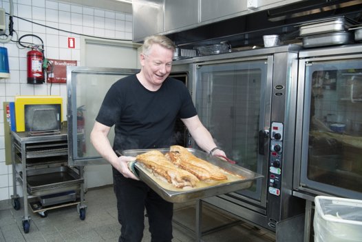 Palle Nysted er ofte i køkkenet, men han står også for regnskaber og de tekniske ting. Foto: Bente Poder