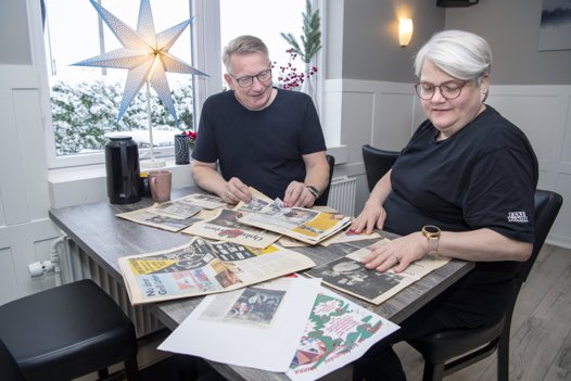 Britt og Palle Nysted gemt en del udklip om Bondestuen gennem de 20 år, de har haft den. Foto: Bente Poder