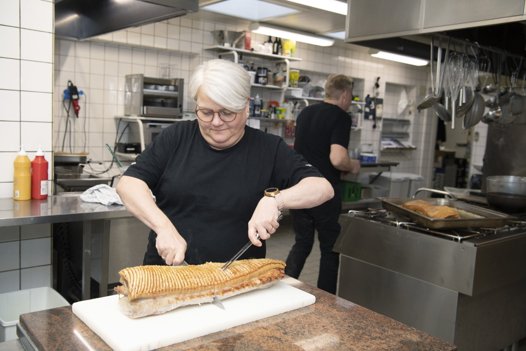 Britt Nysted er kok, og hun har lært sin mand en masse om at lave mad. Foto: Bente Poder
