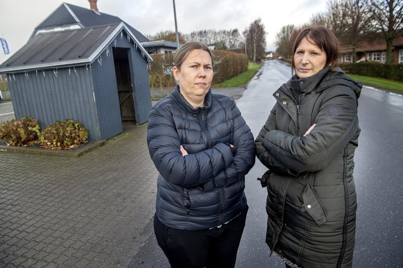 En frustreret Helle Haslund Hollen (th) ved busskuret i Aagade sammen med Louise Lund, der også har to børn på Sortebakkeskolen i Nørager.