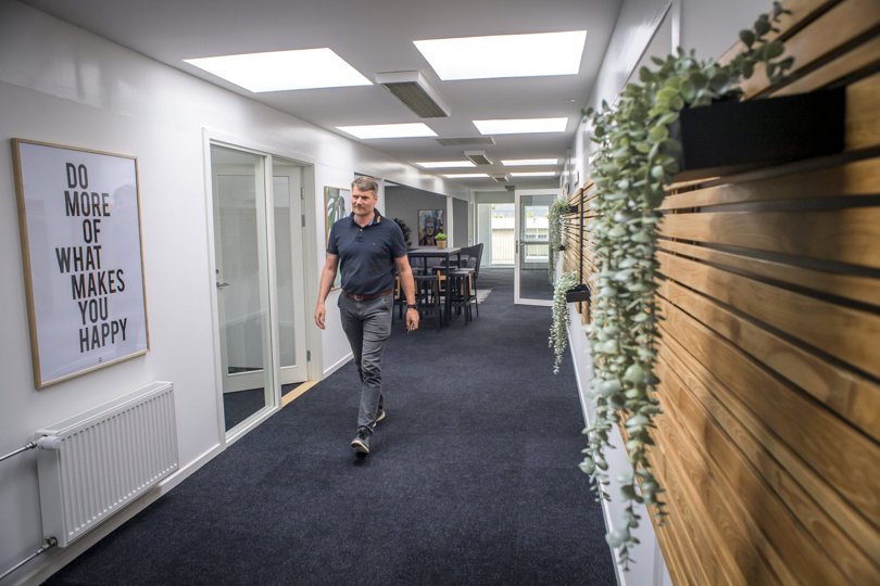 Bygmester René Thomasbjerg i de nyindrettede kontorlokaler på første sal i Grangårdscentret.