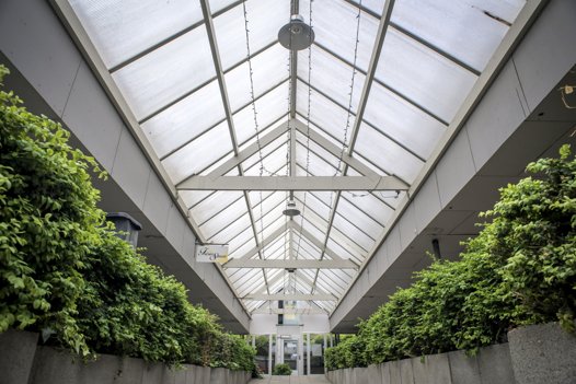 Som led i den igangværende modernisering af Grangårdscentret skal glasoverdækningen mellem de to bygningsfløje helt fjernes for at skabe mere lys i butiksarkaden i stueplan. Foto: Martin Damgård