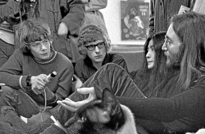 Karsten Højen med mikrofonen har øjenkontakt med John Lennon på dette billede, som blev taget af Thisted Dagblads fotograf Tage Jensen.