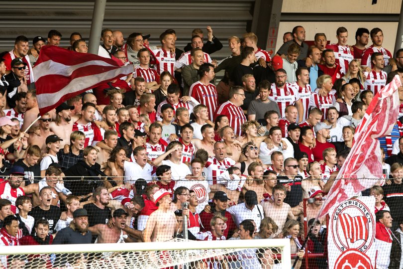 AaB-fans kan nu skåle i eget øl, når AaB sejrer. Den nye officielle øl, ASC Ale, er fremstillet af Nibe Bryghus. Arkivfoto: Laura Guldhammer