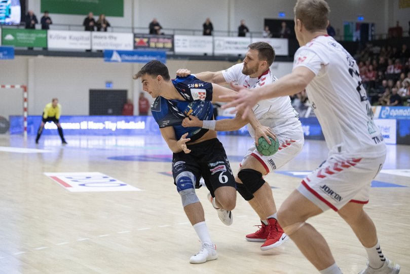 Mors-Thy Håndbold og Mads Hoxer havde det svært mod Benjamin Jakobsen og Aalborg Håndbold. Foto: Bente Poder <i>Foto: Bente Poder</i>