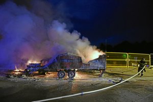 Mistænker påsat brand: Containere i lys lue