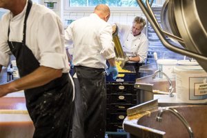 Aalborg hårdest ramt: Restauranterne mangler personale