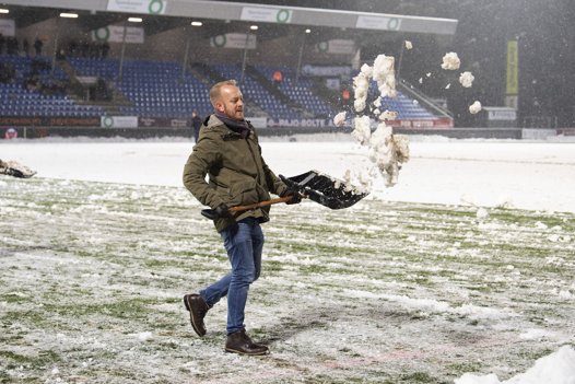 Hobro IK mødte fredag aften FC Helsingør i årets sidste kamp i Nordicbet Ligaen.
Frivillige kæmper for at gøre banen fri for sne
. <i>Foto: Bente Poder</i>