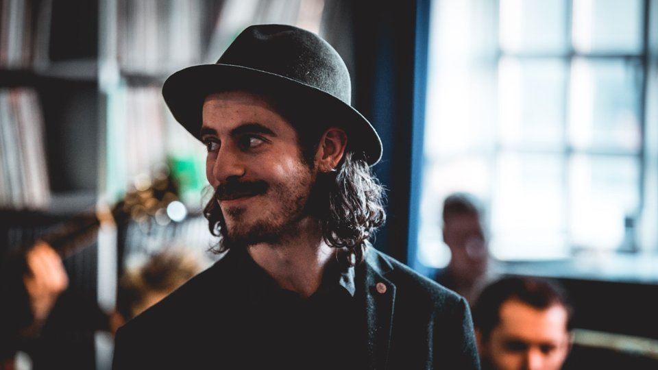 Den nordjyske jazzkomponist Mads Houe udgiver uforudsigeligt album - tænkt som et alternativt bud på en moderne kristen højmesse. Men man kan også få meget ud af den, hvis man dropper messen som ramme, mener Nordjyskes anmelder.