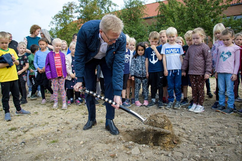 Borgmester Hans Ejner Bertelsen tog det første spadestik til en ny tilbygning til M. C. Holms Skole og Børnehus.  Foto: Bo Lehm