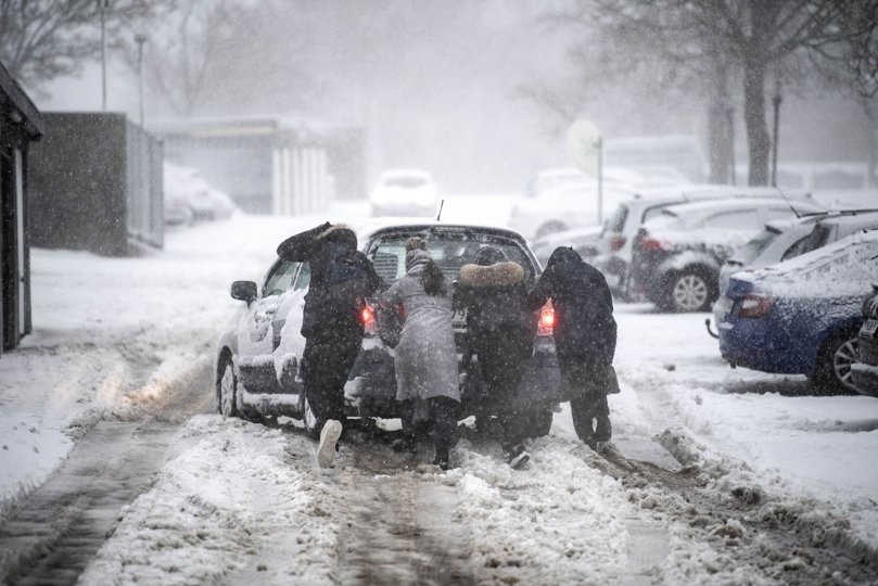 Store trafikale udfordringer udspillede sig i hele Nordjylland onsdag, og i forbindelse med rydningen af sneen har en af de nordjyske borgmestre en lille opfordring til bilisterne. <i>Foto: Claus Søndberg</i>