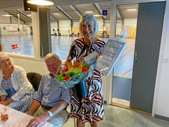 Efter 100 år har Hadsund Tennisklub nu endelig fået sit første æresmedlem: Karen Johansen. Mere end nogen anden er det hendes fortjeneste, at Hadsund Tennisklub i dag er en velfungerende klub med et rimeligt stabilt medlemstal, flotte baner, mange frivillige og faste aktiviteter. Privatfoto