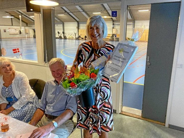 Efter 100 år har Hadsund Tennisklub nu endelig fået sit første æresmedlem: Karen Johansen. Mere end nogen anden er det hendes fortjeneste, at Hadsund Tennisklub i dag er en velfungerende klub med et rimeligt stabilt medlemstal, flotte baner, mange frivillige og faste aktiviteter. Privatfoto