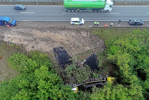 Lastbilen kom ud i rabatten og rullede ned ad en skrænt. Foto: Jan Pedersen