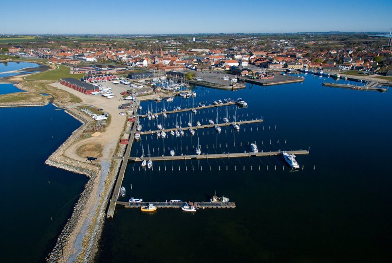Det er den yderste, korte pontonbro i lystbådehavnen i Nykøbing, kommunen gerne vil erstatte med en ny, som skal finansieres ved, at et firma lejer pladser til husbåde på den ene side. Arkivfoto: Bo Lehm