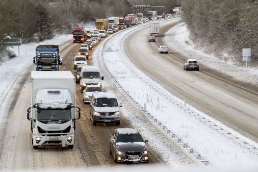 To dage efter snestormen onsdag er der fortsat centimetertyk is mange steder på de nordjyske motorveje, og det volder problemer for trafikanterne. Her ved Humlebakken i Aalborg. Foto: Lars Pauli <i>Foto: Lars Pauli</i>