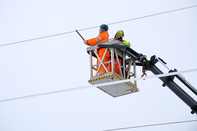 Fredag formiddag blev der arbejdet på at slå is af ledningerne - her på Elsøvej i udkanten af Nykøbing. Foto: Bo Lehm <i>Bo Lehm</i>