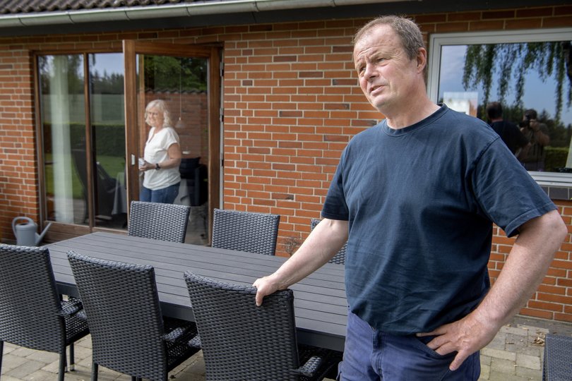 Annette og Niels Poulsen købte ejendommen her i 2009. Nu vil de gerne købe et hus i Sæby. Foto: Lars Pauli