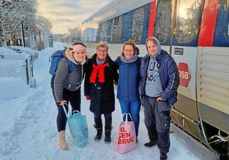 En togtur de aldrig glemmer:Fra venstre er det Simone de Renouard, gæstgiver for natten Hanne Mortensen samt Holger Larsen. Privatfoto