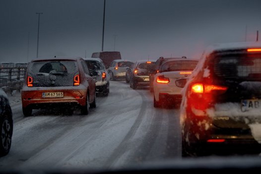 Trafikken i og omkring Aalborg var kaotisk onsdag, og det betød, at Hilda og Keld Heick for første gang i 40 år måtte opgive at nå frem til et job. Foto: Lars Pauli <i>Foto: Lars Pauli</i>