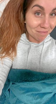 Kira Balser og tre andre medarbejdere i Aldi i Aabybro havde en travl aften i snestormen. Her er hun dog langt om længe klar til at gå i seng i butikkens frokoststue. Privatfoto