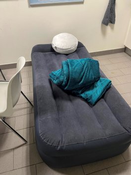 En betænksom kunde insisterede på at komme med en luftmadras til Kira Balser. Privatfoto