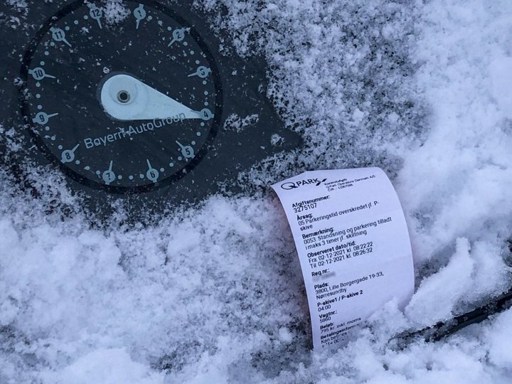 Der er blevet uddelt kontrolafgifter til parkerede biler på Lille Borgergade i Nørresundby og resten af landet. Privatfoto