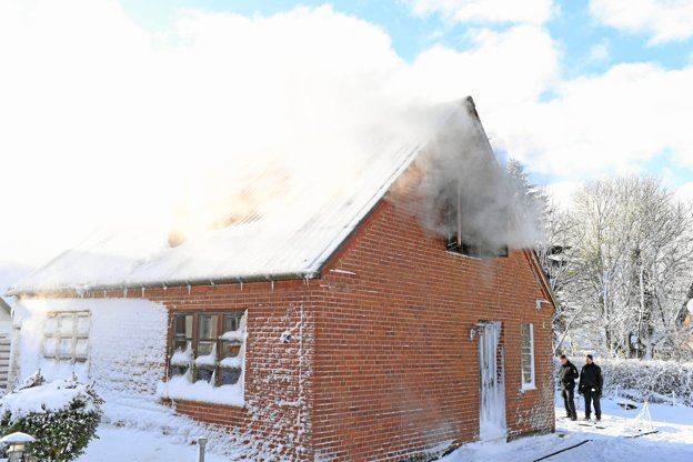 Røg væltede ud fra dette hus nær Ravnkilde i Himmerland torsdag formiddag. Foto: Jan H. Pedersen