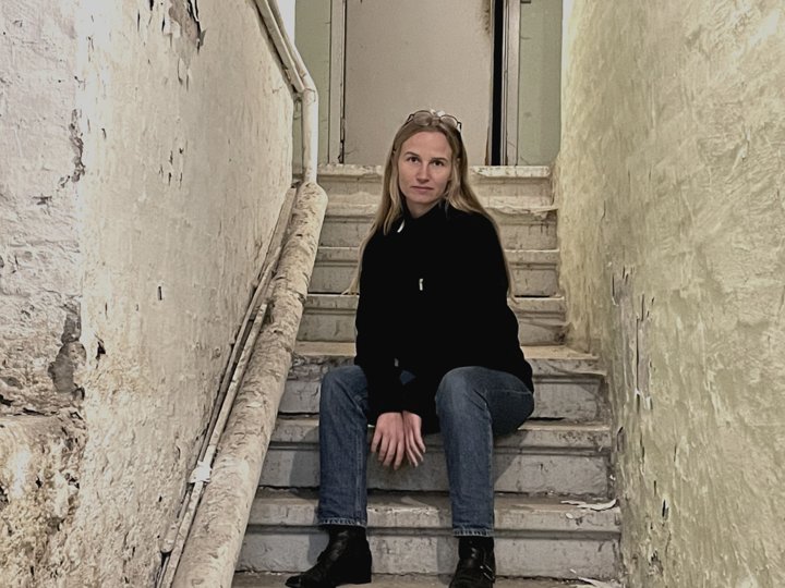 Vibe Overgaard er en af de danske kunstnere i udstillingsplatformen f.eks' udstillingsprogram i Nordjylland. Det seneste år har hun gravet sig dybt ned i Aalborgs industrihistorie. Foto: Wilfred Wagner