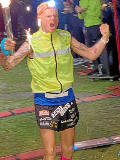 Bjørn Tore Kronen Taranger krydser målstregen efter godt 13 en halv time på Mors' veje. Privatfoto