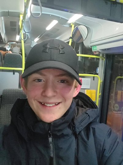 15-årige William Meincke Løkke forsøger at holde humøret højt, selv om det er "ret stramt" at skulle sidde i en bus så længe. Privatfoto.